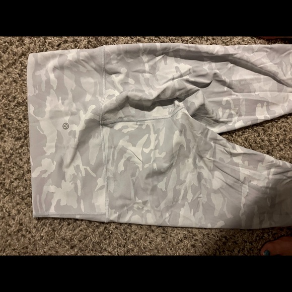 NEVER BEEN WORN LULULEMON Align Camo Leggings Size 8 - Picture 1 of 4